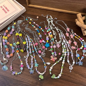 Colliers de perles colorés style Y2K avec breloques cœur et étoile sur fond en bois