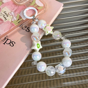 Chaîne de téléphone en perles artisanales avec étoiles et perles irisées sur rose