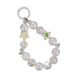 Porte-clés artisanal perlé avec étoiles irisées et perles blanches sur fond blanc