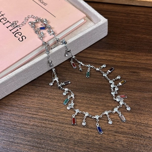 Détail d'un collier en argent avec pierres précieuses colorées et chaîne réglable
