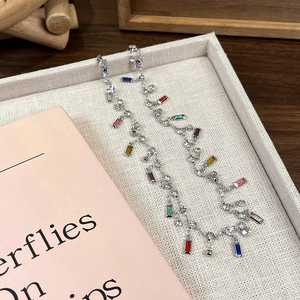 Collier argenté exquis avec pierres précieuses rectangulaires colorées et zircones