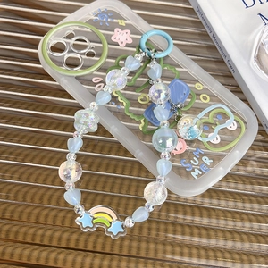 Dragonne de téléphone perlée bleue avec coque d'été sur fond de métal ondulé moderne