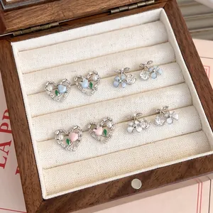 Coffret de boucles d'oreilles tulipes et cœurs avec zircons et perles en bois précieux