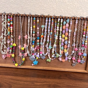 Colliers de perles Y2K colorés avec breloques cœur et étoile sur support en bois