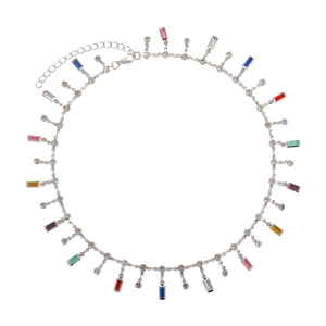 Collier ras du cou en argent avec zircons multicolores taille baguette et glands en cristal