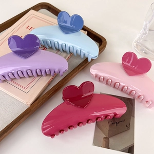 Lot de pinces à cheveux en forme de cœur rose et bleu en couleurs variées sur plateau