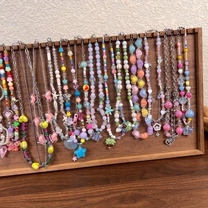 Colliers de perles Y2K colorés avec breloques cœur, étoile et fleur sur support en bois