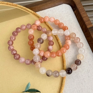 Nahaufnahme von drei handgefertigten Perlenarmbändern aus Naturstein in Macaron-Farben