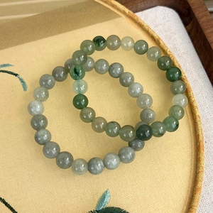 Makroaufnahme von Natur-Jadeperlen mit glatter Textur und grünen Farbabstufungen