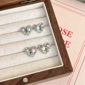 Élégantes boucles d'oreilles tulipes en cœur avec cristaux et perles dans une boîte