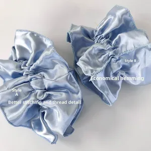 Detail von hellblauem Satin-Haargummi mit Profi-Overlock- und Kettelstich im Vergleich