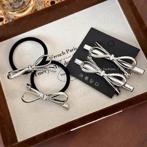 Elegante set di fermagli e elastici con fiocco in metallo argento in vassoio retrò