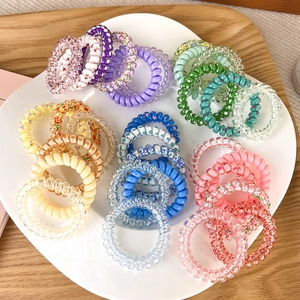 Set di elastici per capelli a spirale colorati in tonalità pastello su vassoio