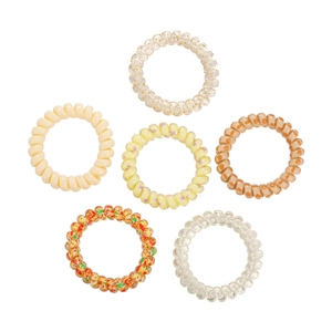 Set di sei elastici per capelli a spirale colorati con motivi vari su fondo bianco