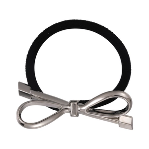 Macro di fiocco in metallo argento su elastico per capelli nero con sfondo bianco