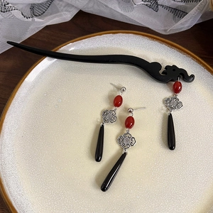 Elegantes Set aus Haarnadel und roten Wassertropfen-Ohrringen im chinesischen Vintage-Stil