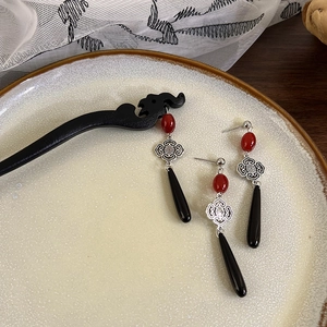 Detailansicht eines Schmucksets im Retro-Stil mit roten Perlen und schwarzen Tropfenanhängern