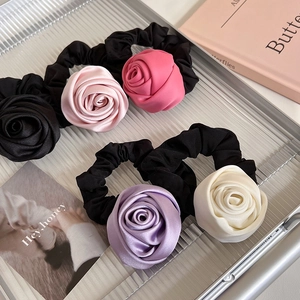 Élastiques à cheveux faits main avec roses en satin multicolores pour coiffures élégantes