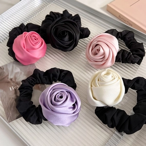 Lot de 5 chouchous faits main en satin avec roses en relief de couleurs variées