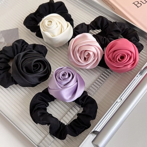 Lot de cinq chouchous en satin faits main avec roses en noir, crème, rose et violet