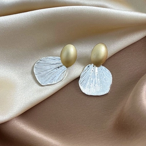 Elegant two-tone metal shell earrings with gold matte studs and silver textured fans