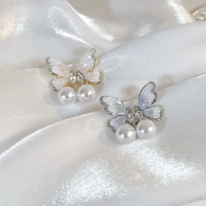 Elegante Kristall-Schmetterling-Perlenohrringe in Rosa und Silber auf weißer Seide