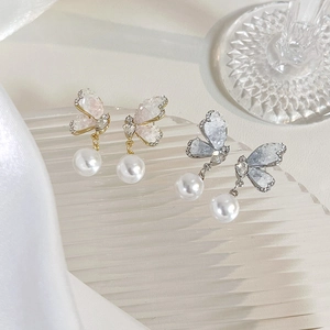 Elegante Kristall Schmetterling Perlenohrringe mit Strasssteinen und glänzenden weißen Perlen
