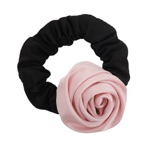 Chouchou fleur rose en satin avec élastique noir, accessoire de cheveux fait à la main
