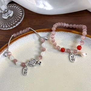 Perlenarmband aus rosa Katzenaugenstein mit Glückskatzen-Anhänger und Silber