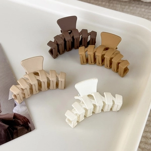 Set mit 4 matten großen Haarklammern in Braun, Karamell, Beige und Weiß für Damen