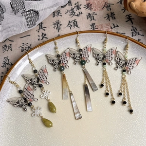 Orecchini a farfalla in stile cinese con calligrafia e nappe lunghe tradizionali