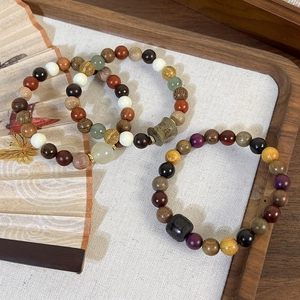 Vue détaillée de perles de santal sur toile de lin blanc pour bijoux de style ethnique