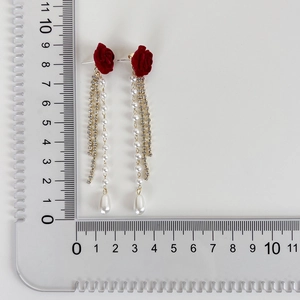 Détail de boucles d'oreilles rose rouge avec perles et strass, longueur de 8,5 cm