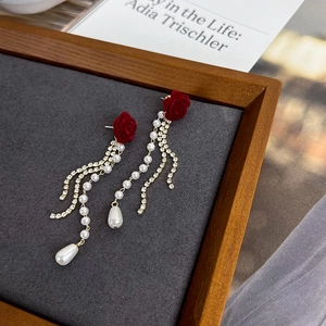 Boucles d'oreilles camélia en velours rouge avec longues franges en perles et strass