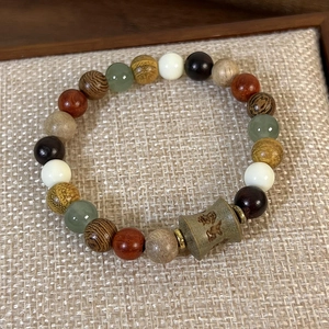 Détail de perles en bois avec caractères chinois gravés et pierres naturelles
