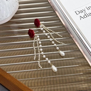 Boucles d'oreilles élégantes camélia en velours rouge avec longues pampilles perle et strass