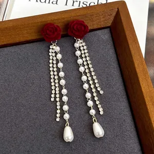 Boucles d'oreilles élégantes rose en velours rouge avec longs glands perles et strass