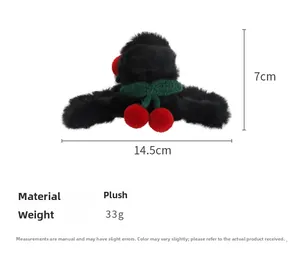 Dettaglio della molletta in peluche nera con ciliegie, dimensioni 14,5 cm x 7 cm