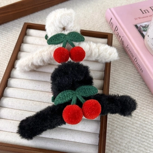 Mollette per capelli in peluche con ciliegie in beige e nero e dettagli in maglia