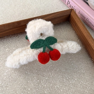 Dettaglio del fermaglio per capelli in peluche crema con ciliegie rosse e foglie verdi