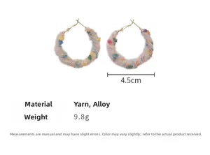 Détail des boucles d'oreilles créoles en peluche de 4,5 cm avec dimensions et poids