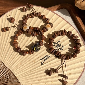 Set de bracelets tressés avec perles de grain de café et breloques de patte de chat