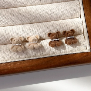 Beflockte Bären-Ohrstecker mit Perlenhalsketten in Beige und Braun für Damen