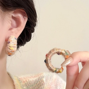 Boucles d'Oreilles Créoles en Alliage Enveloppées de Fil Coloré pour Femmes Design Géométrique en Peluche Tricoté Main