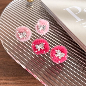 Boucles d'oreilles peluche rose Y2K avec nœud en cristal et perles sur plateau en verre