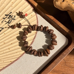 Détail du bracelet grain de café avec cordon tissé à la main et nœud coulissant réglable