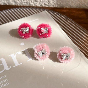 Boucles d'oreilles nœud en peluche style Y2K avec strass et perles rose foncé