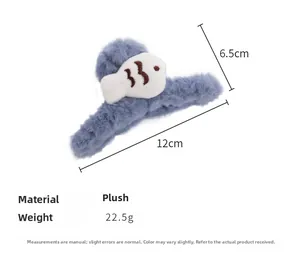 Dettaglio di un fermaglio per capelli in peluche da 12cm blu grigio con decori a pesciolino