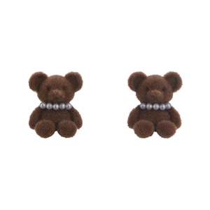 Braune Teddybär-Ohrringe mit Beflockung und grauer Perlenkette auf weißem Hintergrund