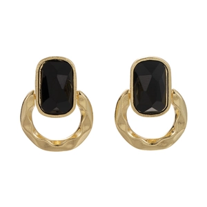 Boucles d'oreilles de luxe carrées en pierre noire avec finition dorée martelée